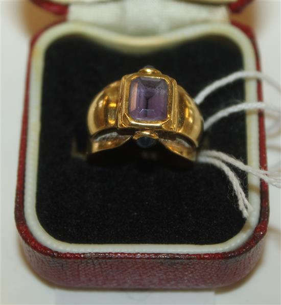 18ct gold Italian ring with amethyst and cabochon
